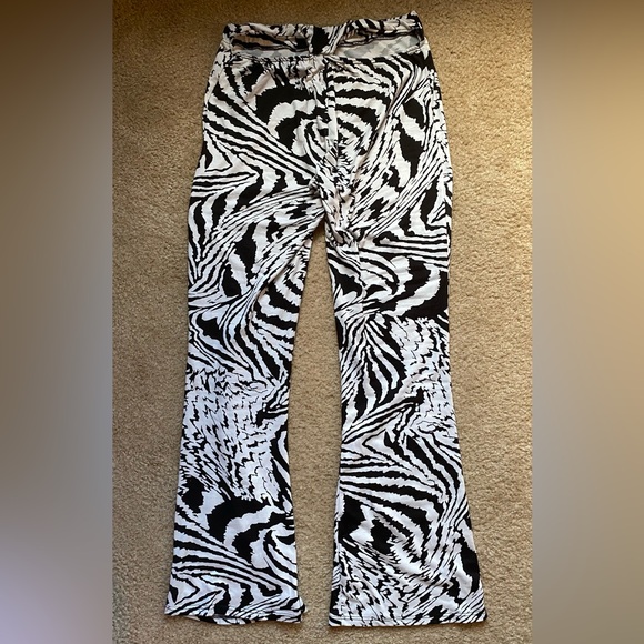 Urban Outfitters - Urban Renewal Abstract Zebra Flare Pant - Picture 2 of 6